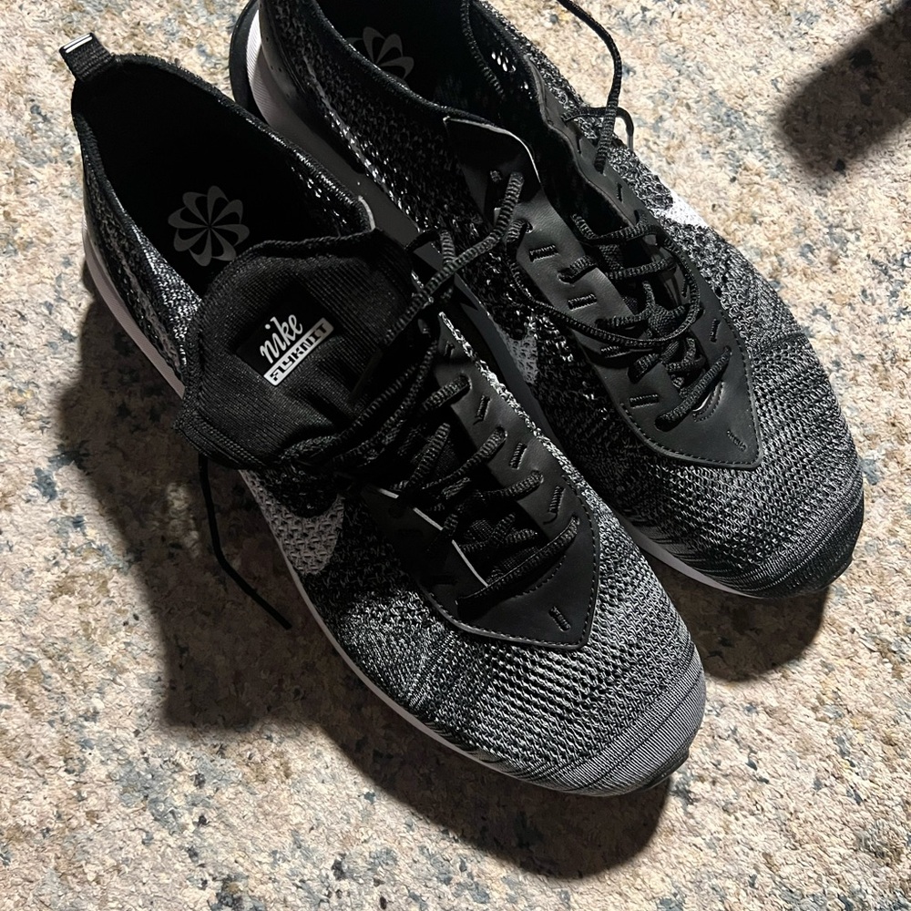 Nike Men's Black and White Knit Sneakers